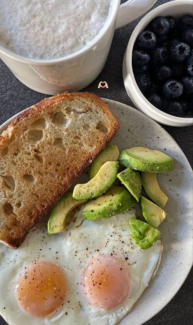 Fuel Your Morning: Try Eggs with Toast and Blueberries Today